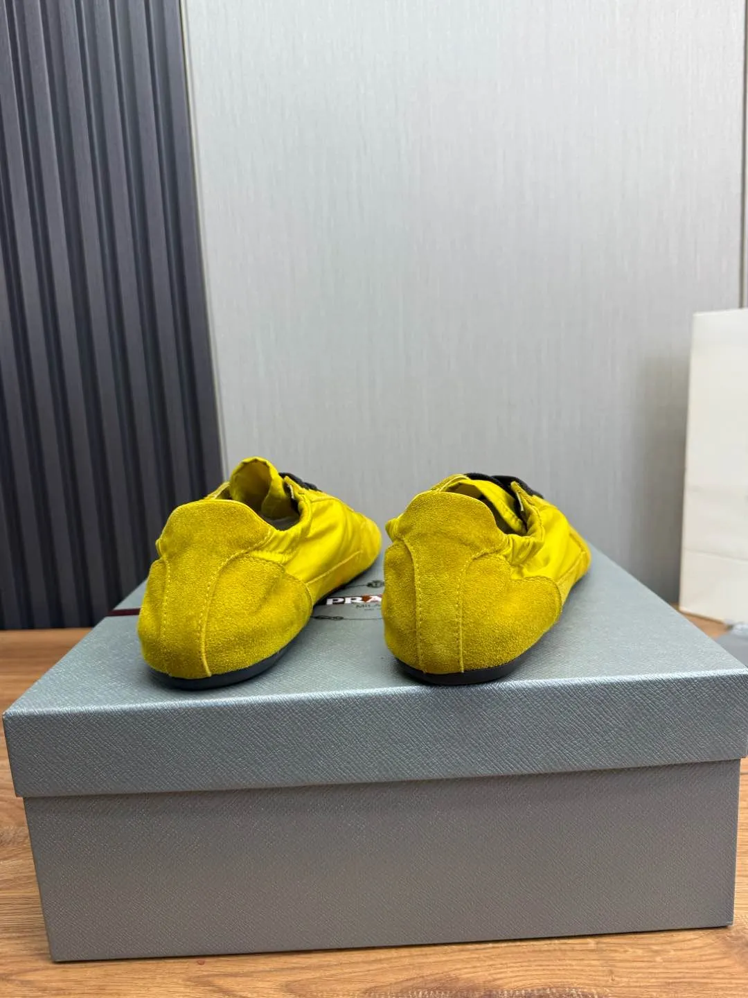 Men's Shoes💰500💰Men's PRADA 2025 Early Spring Collapse New Sports Shoes Moral Training Shoes Collapse's name comes from the fact that it can be easily put on and taken off with bare hands ~ The light and comfortable features create a more relaxed and casual look, and the side elastic design can be worn twice! Super comfortable catwalk sneakers, as thin and light as ballet slippers, as comfortable as sneakers, comfortable and super light on the feet. Fabric: frosted cowhide leather spliced ​​with nylon cloth, cowhide foot pads, men's size 38-45